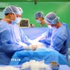 Các bác sỹ Bệnh viện Hoàn Mỹ Đà Nẵng cấp cứu thực hiện ca phẫu thuật thành công cho sản phụ mang thai 37 tuần bị viêm ruột thừa cấp tại Đà Nẵng. (Ảnh: TTXVN phát)
