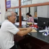 TP Hồ Chí Minh: Giải quyết thông suốt các thủ tục nhà đất sau hợp nhất 2 Người dân tới làm thủ tục hành chính tại phường Vũng Tàu mới trong ngày đầu tiên phường mới đi vào vận hành. (Ảnh: Hoàng Nhị/TTXVN)
