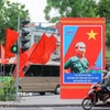 Cụm pano "Chủ tịch Hồ Chí Minh-Anh hùng giải phóng dân tộc Việt Nam, nhà văn hoá kiệt xuất" và cờ rực rỡ được bố trí trên phố Điện Biên Phủ. (Ảnh: Hoàng Hiếu/TTXVN)