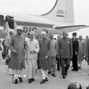Tổng thống Prasat và Thủ tướng Jawaharlal Nehru ra sân bay New Delhi đón Chủ tịch Hồ Chí Minh thăm hữu nghị Ấn Độ từ ngày 5-14/2/1958. (Ảnh: Tư liệu TTXVN)