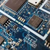 Chip bán dẫn trên một bản mạch máy tính. (Ảnh: Reuters/TTXVN)