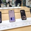 Điện thoại iPhone của Apple được trưng bày tại đại lý bán lẻ ở Tokyo, Nhật Bản. (Ảnh: Kyodo/TTXVN)