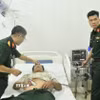 Các bác sỹ quân y tại Bệnh xá đảo Nam Yết thăm khám cho bệnh nhân Đoàn Tính. (Ảnh: TTXVN phát)