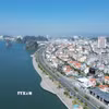 Tuyến đường uốn lượn bám theo Di sản thiên nhiên thế giới Vịnh Hạ Long. (Ảnh: Quốc Khánh/TTXVN)