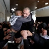 Tù nhân Palestine, được Hamas trả tự do, về tới thành phố Ramallah, Bờ Tây. (Ảnh: THX/TTXVN)