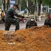 Lực lượng chức năng tiến hành đào rãnh thăm dò dọc đường Trường Chinh (Quảng Ngãi). (Ảnh: Dư Toán/TTXVN)