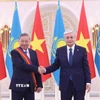 Tổng thống Kassym-Jomart Tokayev trao Huân chương Hữu nghị hạng Nhất của Kazakhstan tặng Tổng Bí thư Tô Lâm. (Ảnh: Thống Nhất/TTXVN)