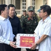 Phó Thủ tướng Mai Văn Chính tặng quà cho nhà trường bị thiệt hại sau bão. (Ảnh: Tường Quân/TTXVN)