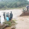 Cây cầu bị cuốn trôi một đoạn dài khoảng 15m ở Đắk Lắk. (Ảnh: TTXVN phát)