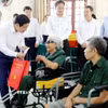 Ông Phan Đình Trạc, Ủy viên Bộ Chính trị, Bí thư Trung ương Đảng, Trưởng Ban Nội chính Trung ương trao quà cho các thương bệnh binh tại Trung tâm Điều dưỡng, chăm sóc người có công tỉnh Hưng Yên. (Ảnh: Thế Duyệt/TTXVN)