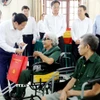 Ông Phan Đình Trạc, Ủy viên Bộ Chính trị, Bí thư Trung ương Đảng, Trưởng Ban Nội chính Trung ương trao quà cho các thương bệnh binh tại Trung tâm Điều dưỡng, chăm sóc người có công tỉnh Hưng Yên. (Ảnh: Thế Duyệt/TTXVN)