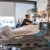 Nhân viên y tế điều trị cho bệnh nhân tại bệnh viện ở Worcester, Massachusetts, Mỹ. (Ảnh: AFP/TTXVN)