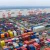 Quang cảnh cảng hàng hóa tại tỉnh Giang Tô, Trung Quốc. (Ảnh: THX/TTXVN)