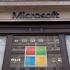 Biểu tượng Microsoft tại cửa hàng ở London, Anh. (Ảnh: Kyodo/TTXVN)