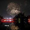 Pháo hoa rực rỡ tại Hồ Hoàn Kiếm. (Ảnh: Khánh Hòa/TTXVN)