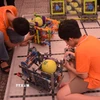 Học sinh khám phá các robot gắp bóng tại ngày hội STEM. (Ảnh: Văn Dũng/TTXVN)