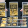 Vàng miếng được bày bán tại sàn giao dịch ở Seoul, Hàn Quốc. (Ảnh: Yonhap/TTXVN)