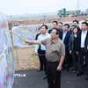 Thủ tướng Phạm Minh Chính kiểm tra dự án Đầu tư xây dựng đường Vành đai 4 Vùng Thủ đô Hà Nội (đoạn qua địa phận tỉnh Bắc Ninh). (Ảnh: Dương Giang/TTXVN)