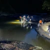 Lực lượng chức năng tìm kiếm nạn nhân.