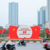 Khẩu hiệu, biểu trưng chào mừng Đại hội đại biểu toàn quốc lần thứ XIV của Đảng. (Ảnh: Lê Đông/TTXVN)