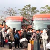 Hành khách lên xe về quê tại Bến xe miền Tây. (Ảnh: Tiến Lực/TTXVN)