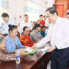 Chủ tịch Quốc hội Trần Thanh Mẫn tặng quà Tết cho các gia đình chính sách, hộ nghèo ở xã Thạnh Xuân, thành phố Cần Thơ. (Ảnh: Ngọc Thiện/TTXVN)