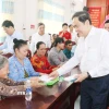 Chủ tịch Quốc hội Trần Thanh Mẫn tặng quà Tết cho các gia đình chính sách, hộ nghèo ở xã Thạnh Xuân, thành phố Cần Thơ. (Ảnh: Ngọc Thiện/TTXVN)
