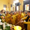 Các đại biểu thực hiện nghi lễ tắm Phật, cầu nguyện quốc thái dân an, thế giới hòa bình, chúng sinh an lạc. (Ảnh: Minh Đức/TTXVN)