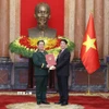 Chủ tịch nước Lương Cường trao Quyết định bổ nhiệm đồng chí Nguyễn Trọng Nghĩa giữ chức Chủ nhiệm Tổng cục Chính trị Quân đội nhân dân Việt Nam, đồng thời thăng quân hàm từ Thượng tướng lên Đại tướng. (Ảnh: Lâm Khánh/TTXVN)