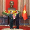 Chủ tịch nước Lương Cường trao Quyết định bổ nhiệm đồng chí Nguyễn Trọng Nghĩa giữ chức Chủ nhiệm Tổng cục Chính trị Quân đội nhân dân Việt Nam, đồng thời thăng quân hàm từ Thượng tướng lên Đại tướng. (Ảnh: Lâm Khánh/TTXVN)