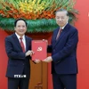 Tổng Bí thư Tô Lâm trao Quyết định của Bộ Chính trị điều động, phân công, bổ nhiệm đồng chí Trịnh Văn Quyết giữ chức Trưởng Ban Tuyên giáo và Dân vận Trung ương. (Ảnh: Thống Nhất/TTXVN)
