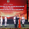 Tổng Bí thư, Chủ tịch nước Tô Lâm trao Danh hiệu Anh hùng lực lượng vũ trang nhân dân tặng Văn phòng Bộ Công an. (Ảnh: Phạm Kiên/TTXVN)