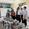 Đoàn kiểm tra của Sở Y tế tỉnh Tuyên Quang kiểm tra bếp ăn của Trường Mầm non Đội Cấn. (Ảnh: Quang Cường/TTXVN)