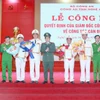 Các đồng chí Lãnh đạo Công an tỉnh Nghệ An chụp ảnh lưu niệm với các đồng chí nghỉ công tác, chờ hưởng chế độ hưu trí. (Nguồn: Công an Nghệ an)