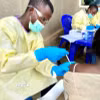 Nhân viên y tế tiêm vaccine phòng Ebola cho người dân tại Bắc Kivu, CHDC Congo. (Ảnh: THX/TTXVN)