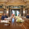 Ngoại trưởng Saudi Arabia Faisal bin Farhan Al Saud (thứ 4, trái), Ngoại trưởng Nga Sergey Lavrov (phải), Cố vấn của Tổng thống Nga về chính sách đối ngoại Yuri Ushakov (thứ 2, phải), Ngoại trưởng Mỹ Marco Antonio Rubio (thứ 2, trái), Cố vấn an ninh quốc gia Mỹ Mike Waltz (thứ 3, trái) và Đặc phái viên Mỹ về Trung Đông Steve Witkoff (trái) tại cuộc đàm phán ở Riyadh, Saudi Arabia, ngày 18/2/2025. (Ảnh: DPA/TTXVN)