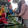 Người dân ở nhiều xã tập trung về chợ vùng cao biên giới Minh Tân (Hà Giang) mua lá dong về gói bánh chưng tết. (Ảnh: Đức Thọ/TTXVN.)