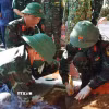 Các tổ công tác tiến hành lấy mẫu hài cốt liệt sỹ tại Nghĩa trang liệt sỹ Quốc gia Trường Sơn. (Ảnh: TTXVN phát)