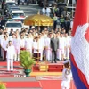 Quốc vương Norodom Sihamoni cùng các lãnh đạo, quan chức cấp cao Campuchia tại lễ thắp đuốc kỷ niệm 72 năm Quốc khánh 9/11 và ngày thành lập Quân đội Hoàng gia Campuchia. (Ảnh: AKP/TTXVN phát)