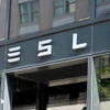 Biểu tượng Tesla tại cửa hàng ở Washington, DC, Mỹ. (Ảnh: AFP/TTXVN)