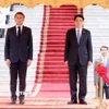 Chủ tịch nước Lương Cường và Tổng thống Pháp Emmanuel Macron nghe quân nhạc cử Quốc thiều hai nước. (Ảnh: Lâm Khánh/TTXVN)