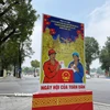 Những cụm pano cổ động được thiết kế bắt mắt, kết hợp hài hòa giữa màu sắc và thông điệp tuyên truyền về ngày hội ý nghĩa của non sông. (Ảnh: Huy Khánh/Vietnam+)
