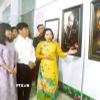 Các đại biểu tham quan và thưởng lãm các tác phẩm trong không gian trưng bày triển lãm. (Ảnh: Xuân Tiến/TTXVN)