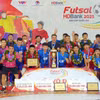 Đội Thái Sơn Bắc với Cúp vô địch Giải Futsal HDBank Cúp Quốc gia 2025. (Ảnh: Trung Tuyến/TTXVN)