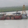 Tàu Vịnh Xanh 58 số hiệu QN 48 -7105 được các lực lượng chức năng lai dắt về khu vực. (Ảnh: Thanh Vân/TTXVN)