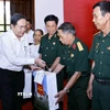 Chủ tịch Quốc hội Trần Thanh Mẫn tặng quà gia đình chính sách, người có công với cách mạng tại Khu di tích lịch sử Quốc gia 27/7, tỉnh Thái Nguyên. (Ảnh: Doãn Tấn/TTXVN)