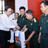 Chủ tịch Quốc hội Trần Thanh Mẫn tặng quà gia đình chính sách, người có công với cách mạng tại Khu di tích lịch sử Quốc gia 27/7, tỉnh Thái Nguyên. (Ảnh: Doãn Tấn/TTXVN)