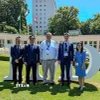 Tham tán Công Phạm Quang Huy (đứng giữa) cùng đại diện của Quỹ St. Gallen. (Ảnh: TTXVN phát)