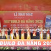 Các đại biểu thực hiện nghi thức cắt băng khai mạc Triển lãm. (Ảnh: Quốc Dũng/TTXVN)