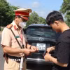 Trạm cảnh sát giao thông Đồng Phú, Phòng cảnh sát Giao thông, công an tỉnh Bình Phước thực hiện nhiệm vụ xử lý vi phạm giao thông trên quốc lộ 14. (Ảnh: Đậu Tất Thành/TTXVN)